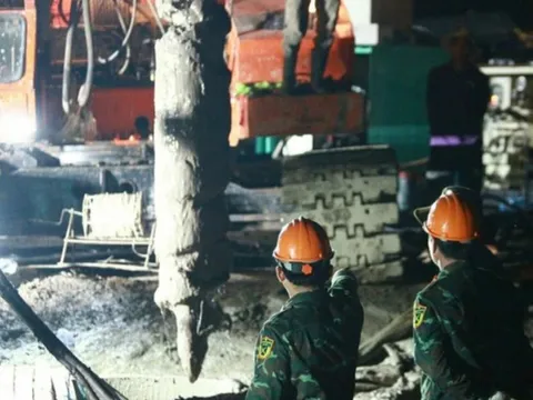 Đội cứu hộ dầm mưa làm việc, rút ngắn thời gian đưa thi thể Hạo Nam lên mặt đất