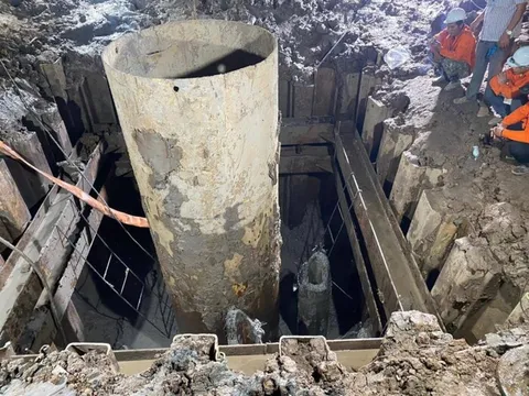 Vụ bé trai lọt trụ bê tông: Chuẩn bị hạ khung chống tầng 3
