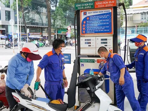 Giá xăng giữ nguyên, giá dầu giảm mạnh từ chiều nay
