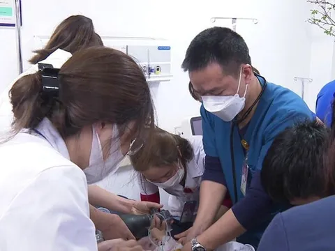 Sốt cao 3 ngày, bé 2 tháng tuổi nhập viện khẩn vì hôn mê sâu, tim ngừng đập