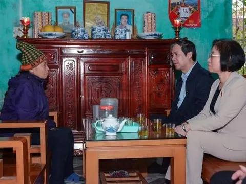 Bộ trưởng Bộ GD-ĐT thăm hỏi giáo viên khó khăn nhân dịp Tết Nguyên đán