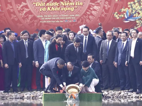 Chủ tịch nước Nguyễn Xuân Phúc thả cá chép tiễn ông Công, ông Táo