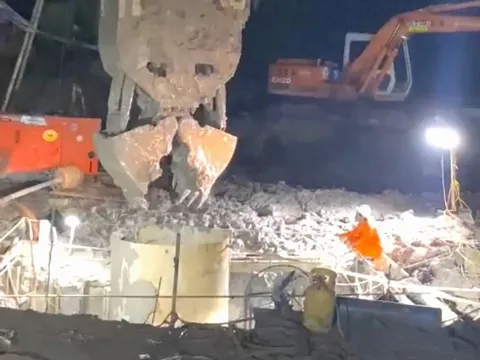 Vụ bé trai 10 tuổi rơi xuống trụ bê tông sâu 35m: Tiếp tục đào đến độ sâu 20m so với đỉnh cọc