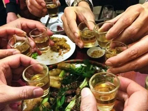 Nhận biết rượu dởm và tránh ngộ độc rượu ngày Tết