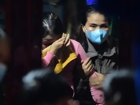Mẹ bé Hạo Nam ngất lịm khi nhận thi thể con, người cha rắn rỏi ngày nào nay ngồi khóc nơi góc nhà