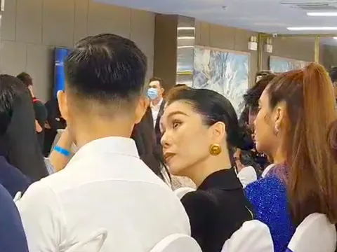 Biểu cảm khó hiểu của Lệ Quyên khi ngồi cạnh Lâm Bảo Châu: Lúc nũng nịu, khi thì trợn mắt