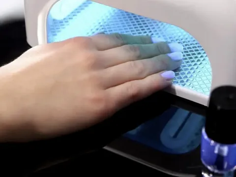 Tia cực tím từ đèn sấy khô móng tay có nguy cơ gây ung thư