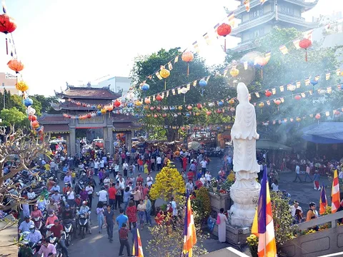 Thắp hương, đốt vàng mã không đúng nơi quy định khi đi chùa có bị phạt