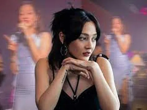 Giữa nghi vấn mang thai, xôn xao Bảo Anh lộ bụng to như vừa ăn 2 tô cơm trên sân khấu