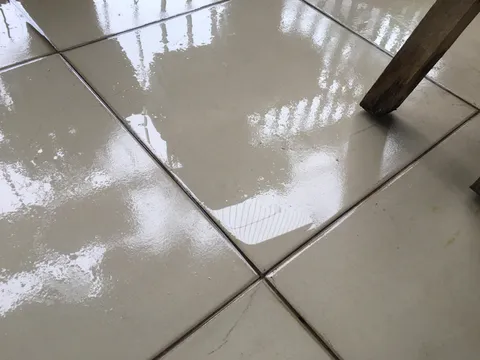 Nhà nồm ẩm đừng bật quạt hay mở toang cửa, làm theo cách này nhà khô ngay trong 15 phút