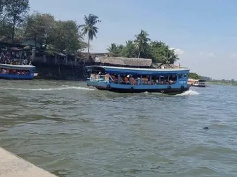 Lật thuyền chở khách đi chùa, 12 người rơi xuống sông Đồng Nai