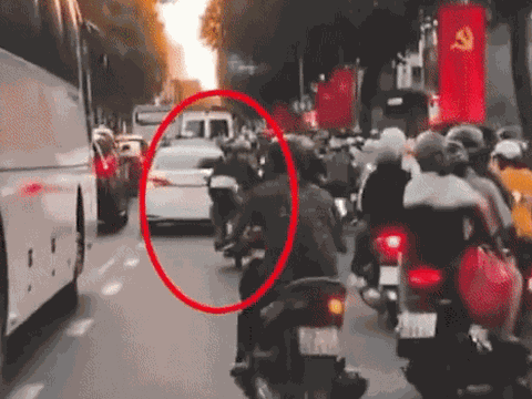 2 thanh niên hối hả dẹp đường cho xe cứu thương đi qua khiến CĐM xúc động: Họ đã góp phần cứu 1 sinh mạng