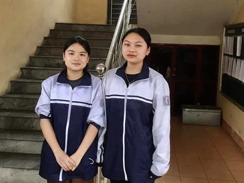 Nhặt được chiếc túi đựng 70 triệu đồng, nữ sinh có hành động đáng khen ngợi