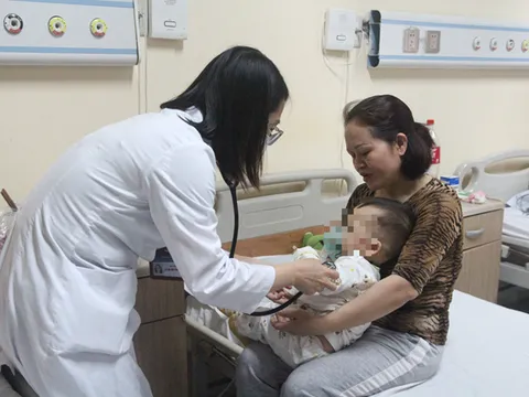 Thời tiết nồm ẩm trẻ dễ ốm, bác sĩ chỉ bệnh dễ mắc và cách phòng ngừa