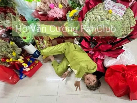 Lâu lâu xuất hiện, Hồ Văn Cường gây xôn xao với hình ảnh nằm giữa đống tiền
