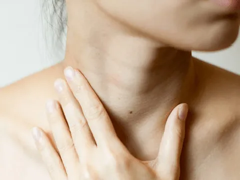 Bác sĩ cảnh báo có 3 tín hiệu lạ ở cổ coi chừng K tuyến giáp đang sinh sôi mà không biết