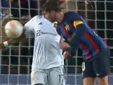 Vì nghi vấn mua trọng tài, Barca mất oan quả penalty trước MU?