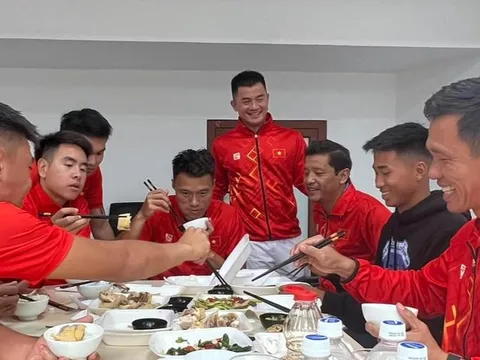 'VĐV triệu đô' Lý Hoàng Nam bỏ SEA Games 32 và nỗi buồn bữa cơm hộp