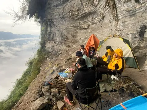 Vách đá trắng trên đèo Mã Pí Lèng: Có gì mà dân du lịch bụi gọi là 'chỗ ngủ view ngàn sao'?