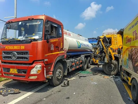 5 ôtô tải va chạm liên hoàn trên quốc lộ 1A giao thông ùn ứ cục bộ