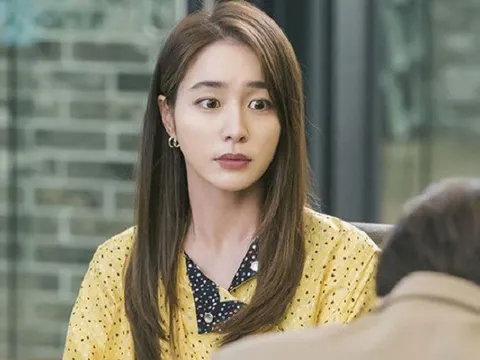 Thấy sợi dây chuyền vàng trong túi, nghĩ chồng tặng mình, tôi sung sướng chờ đợi rồi sững sờ khi thấy một người vào nhà