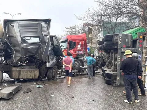 Tai nạn giữa 2 xe container và 1 xe ôtô khiến QL5 ùn tắc nhiều giờ