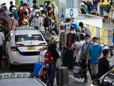 Từ 1/4, taxi vào sân bay Tân Sơn Nhất phải trả phí theo lượt