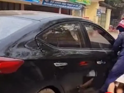 Bị vợ bắt quả tang chở 'bồ nhí' trên ô tô, chồng điều khiển xe kéo lê vợ trên đường gây phẫn nộ