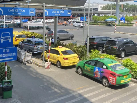 Tạm ngưng thay đổi cách thu phí taxi tại sân bay Tân Sơn Nhất