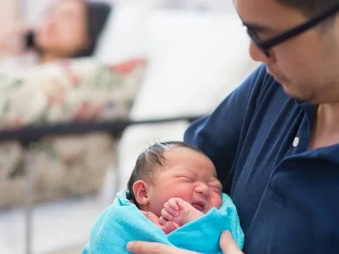 Sau 5 lần chuyển phôi thất bại, vợ chồng hiếm muộn vừa cười vừa khóc khi nhìn tim thai nhấp nháy trên máy siêu âm