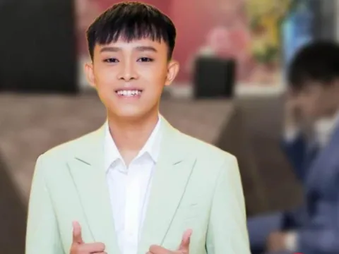 Xôn xao hình ảnh Hồ Văn Cường ngồi một mình ở sân khấu, không một khán giả vây quanh