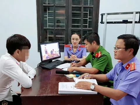 Lấy lời khai người dưới 18 tuổi, người giám hộ bắt buộc phải có mặt không?