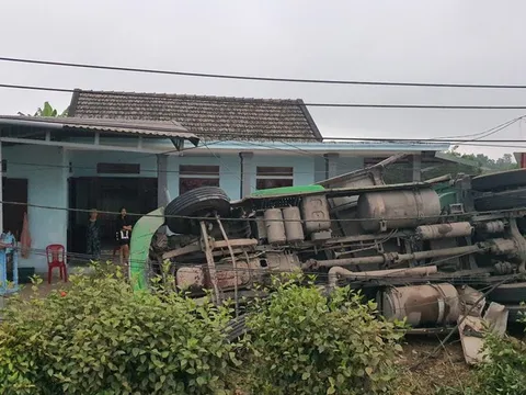 Quảng Trị: Xe container mất lái lao vào nhà dân, 1 người bị thương