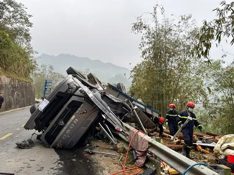 Bắc Kạn: Lật xe chở gỗ khiến 3 người thương vong