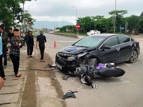 Hà Tĩnh: Xe máy va chạm ô tô đi ngược chiều, 2 người thương vong