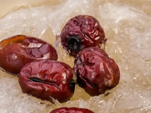 Ăn quả táo đỏ chưng tổ yến, người phụ nữ nhập viện khẩn vì một sơ suất không ngờ