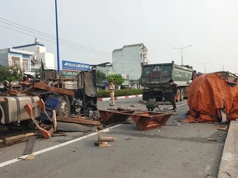 Bình Dương: Cuộn tôn hàng chục tấn đè nát cabin xe đầu kéo