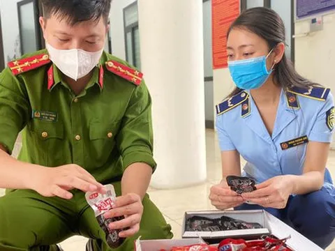 Thu giữ hàng nghìn chân gà, xúc xích bẩn trên đường về Hà Nội