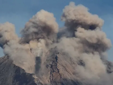 Indonesia: Núi lửa Semeru phun trào, dung nham kéo dài 2km