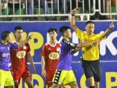 Sự xấu xí của đội Hà Nội: Thắng nhờ trọng tài sai thì không sao, thua phản ứng