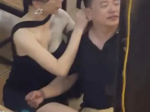 Phương Oanh tình tứ với Shark Bình giữa chốn đông người, netizen ngán ngẩm: Càng ngày càng lố