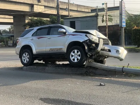 Long An: Tài xế ngủ gục, ô tô 7 chỗ tông gãy trụ đèn quốc lộ 62