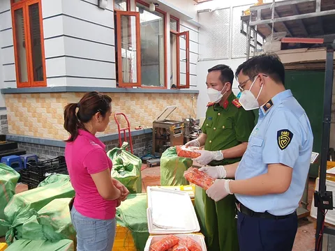 Hà Nội: Phát hiện, tạm giữ gần 1 tấn thực phẩm không rõ nguồn gốc