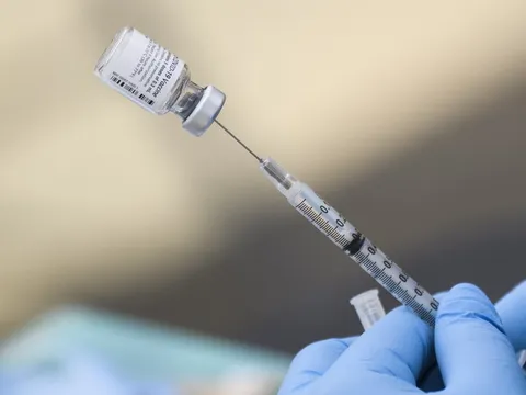 Mỹ trở thành quốc gia đầu tiên phê chuẩn vaccine phòng virus RSV
