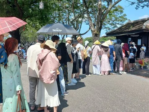 Đơn vị quản lý di tích lên tiếng xin lỗi du khách vì phải 'đội nắng' xếp hàng đợi mua vé vào Đại Nội Huế