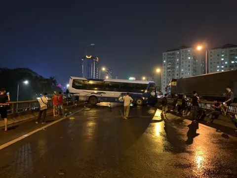 Hà Nội: Xe khách nổ lốp xoay ngang đường vành đai 3