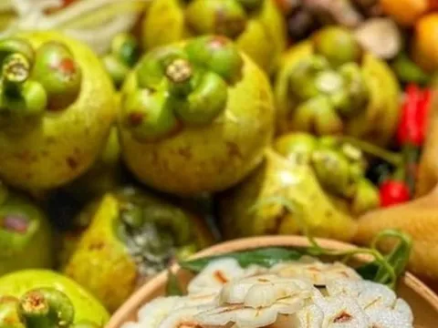 Trend gỏi gà măng cụt hot rần rần trên MXH là gì mà khiến dân mạng than vãn 'năm tam tai của măng cụt'?