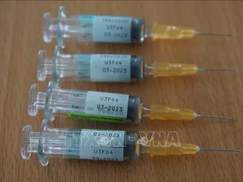 Tạm đình chỉ công tác đối với 2 cán bộ y tế trong vụ tiêm vaccine hết hạn cho trẻ