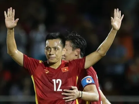 Văn Quyết bị án phạt 8 trận, HLV Troussier có gọi lên tuyển Việt Nam?