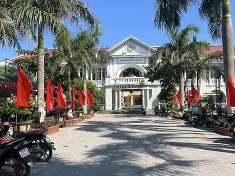 Nhà trường đi gặp từng phụ huynh để trả lại tiền thu chi trong năm học